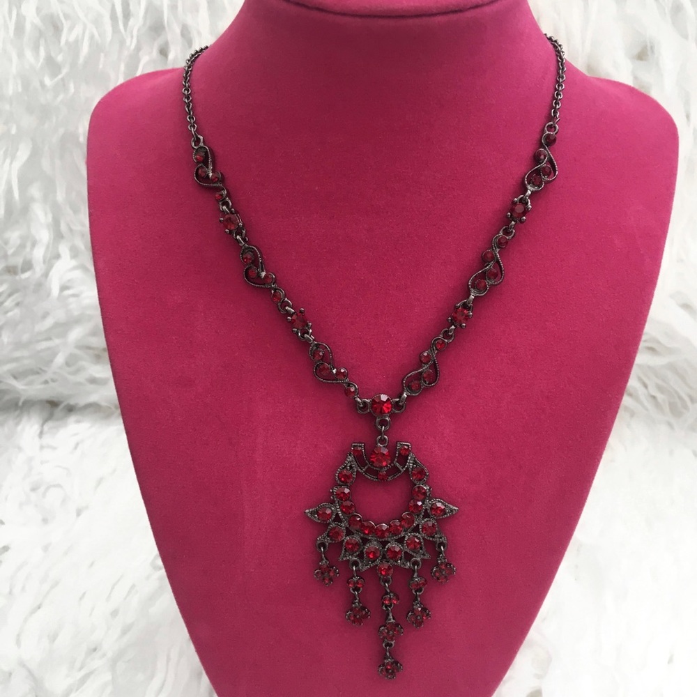 Silhouette Trends | Red rhinestones necklace set